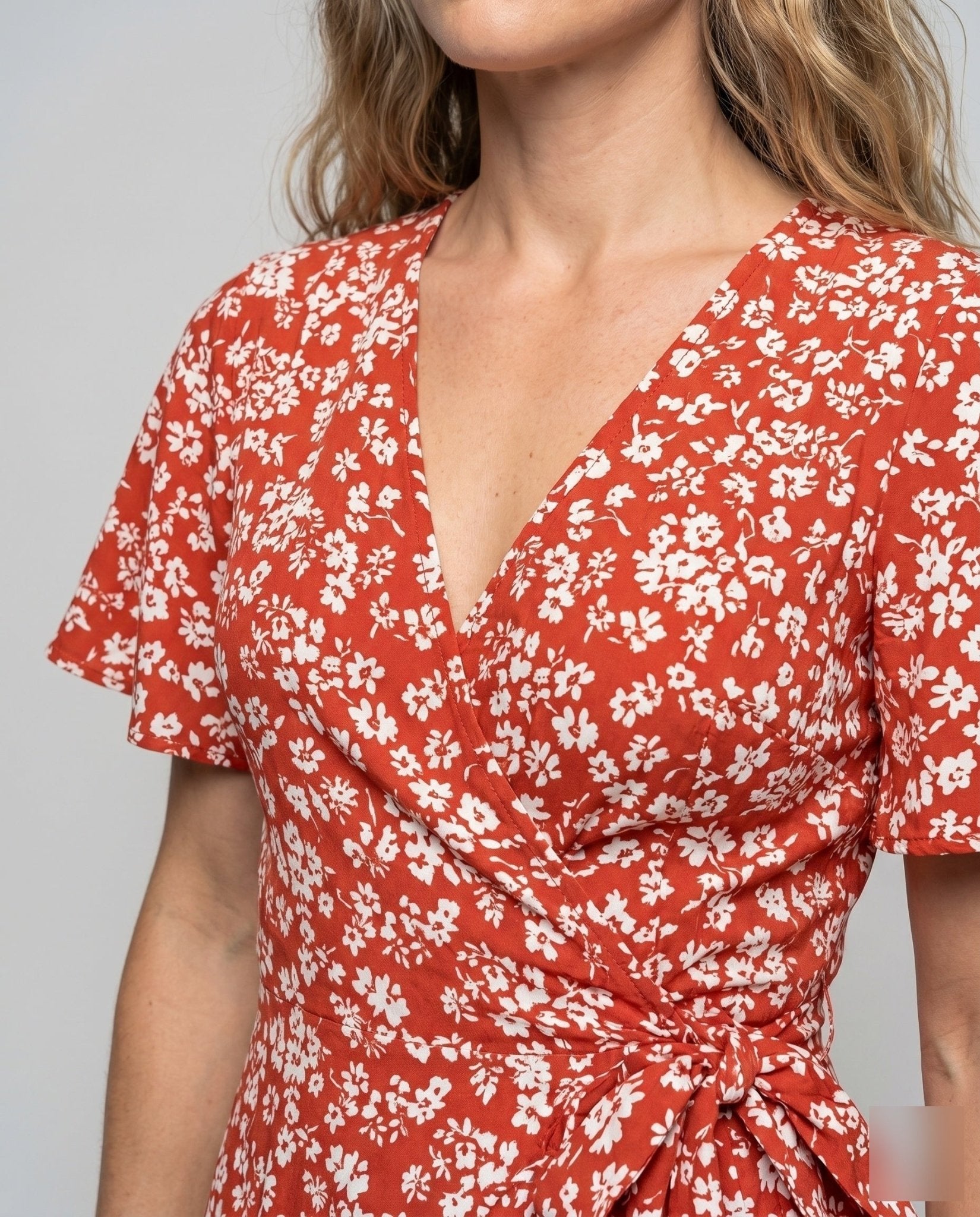 Women's maxi dress with side slit and feminine ruffle details - Chichicherry