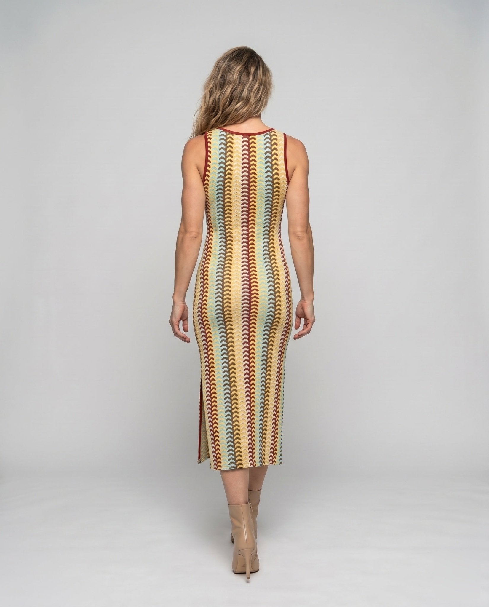 Women's maxi dress with side slit and wave pattern - Chichicherry