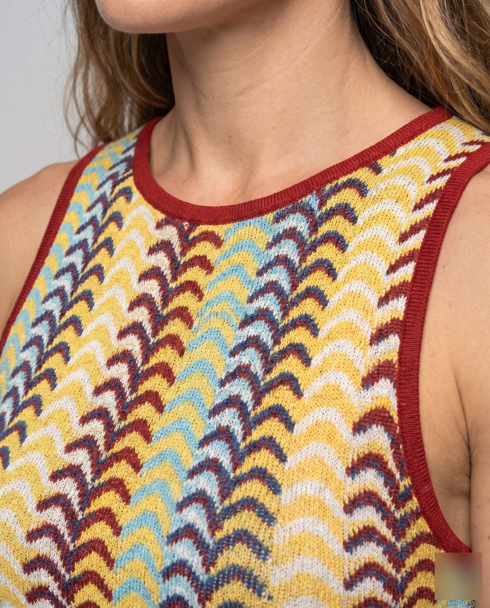 Women's maxi dress with side slit and wave pattern - Chichicherry
