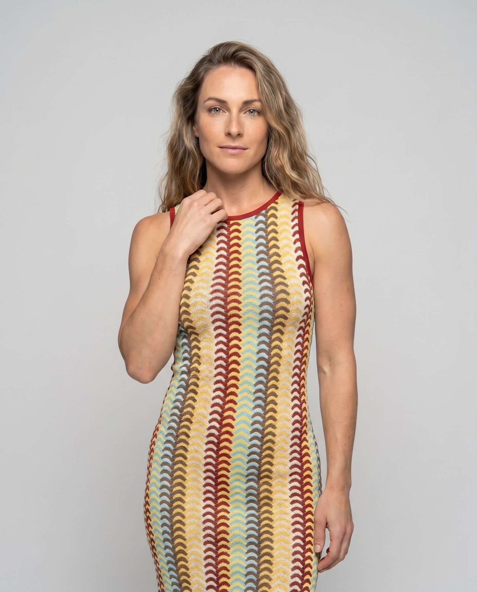 Women's maxi dress with side slit and wave pattern - Chichicherry