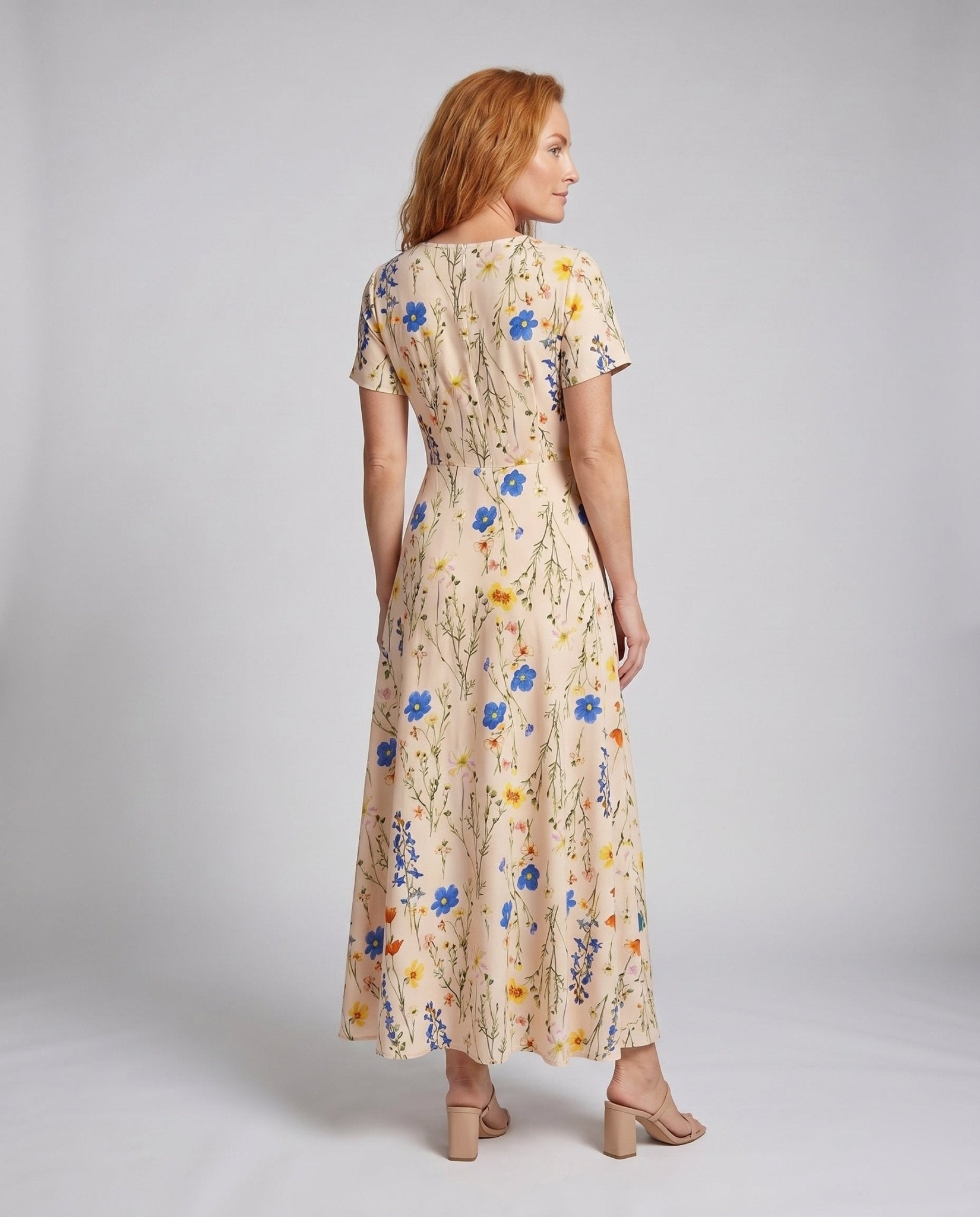 Women’s maxi dress with square neckline and floral pattern - Chichicherry