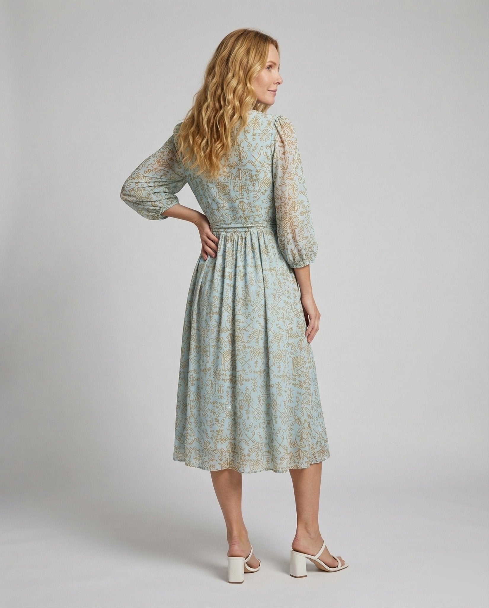 Women's maxi dress with V-neck and bell skirt - Chichicherry
