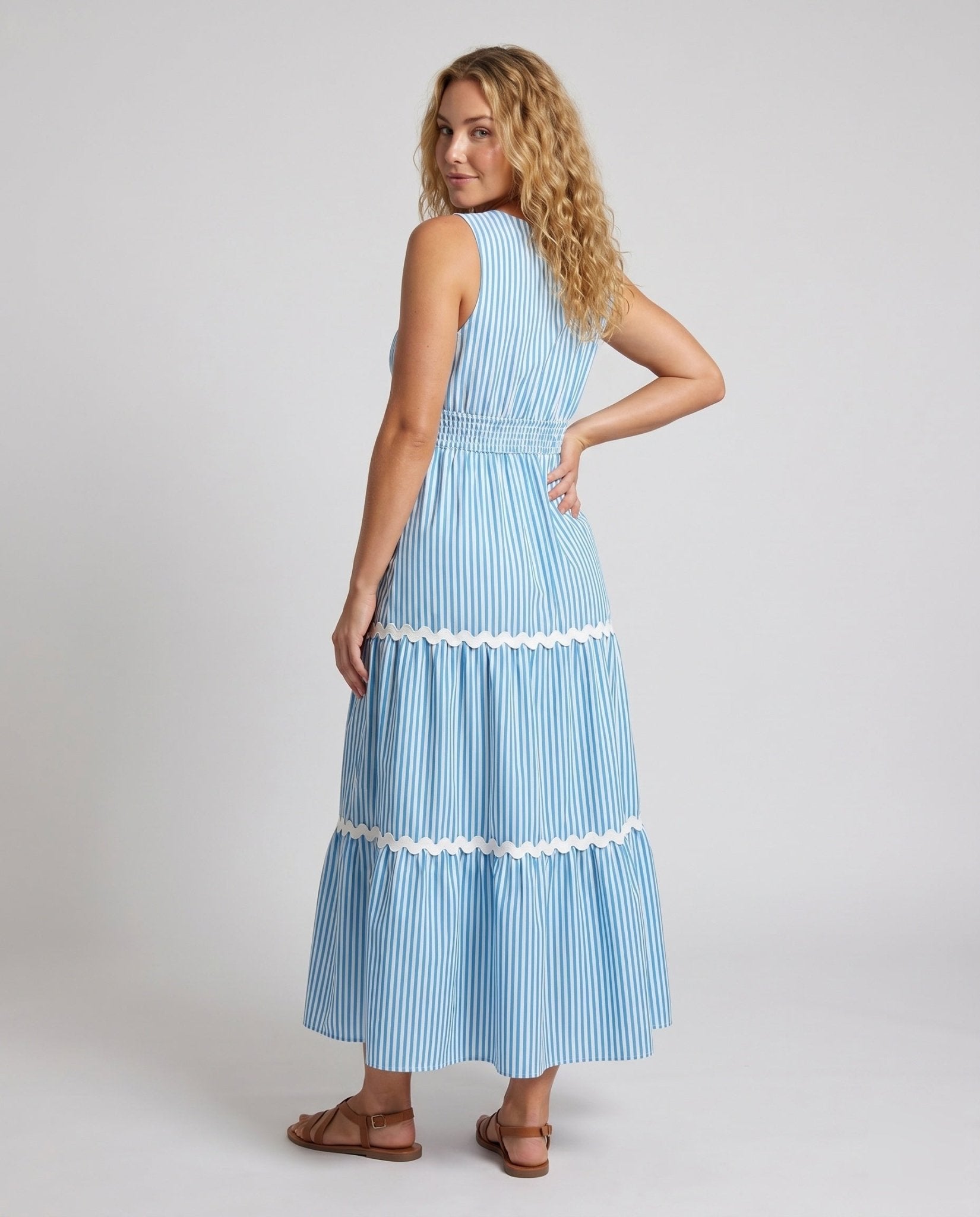 Women's maxi dress with V-neck and ruffle details - Chichicherry