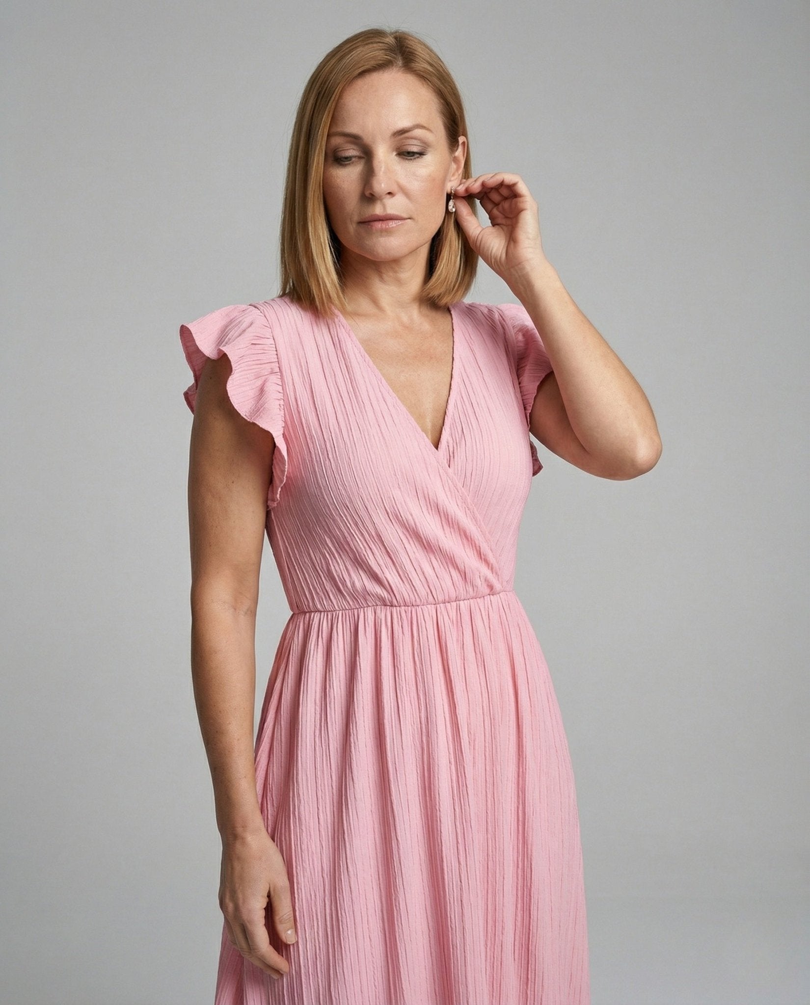 Women's maxi dress with V-neck and ruffle sleeves - Chichicherry