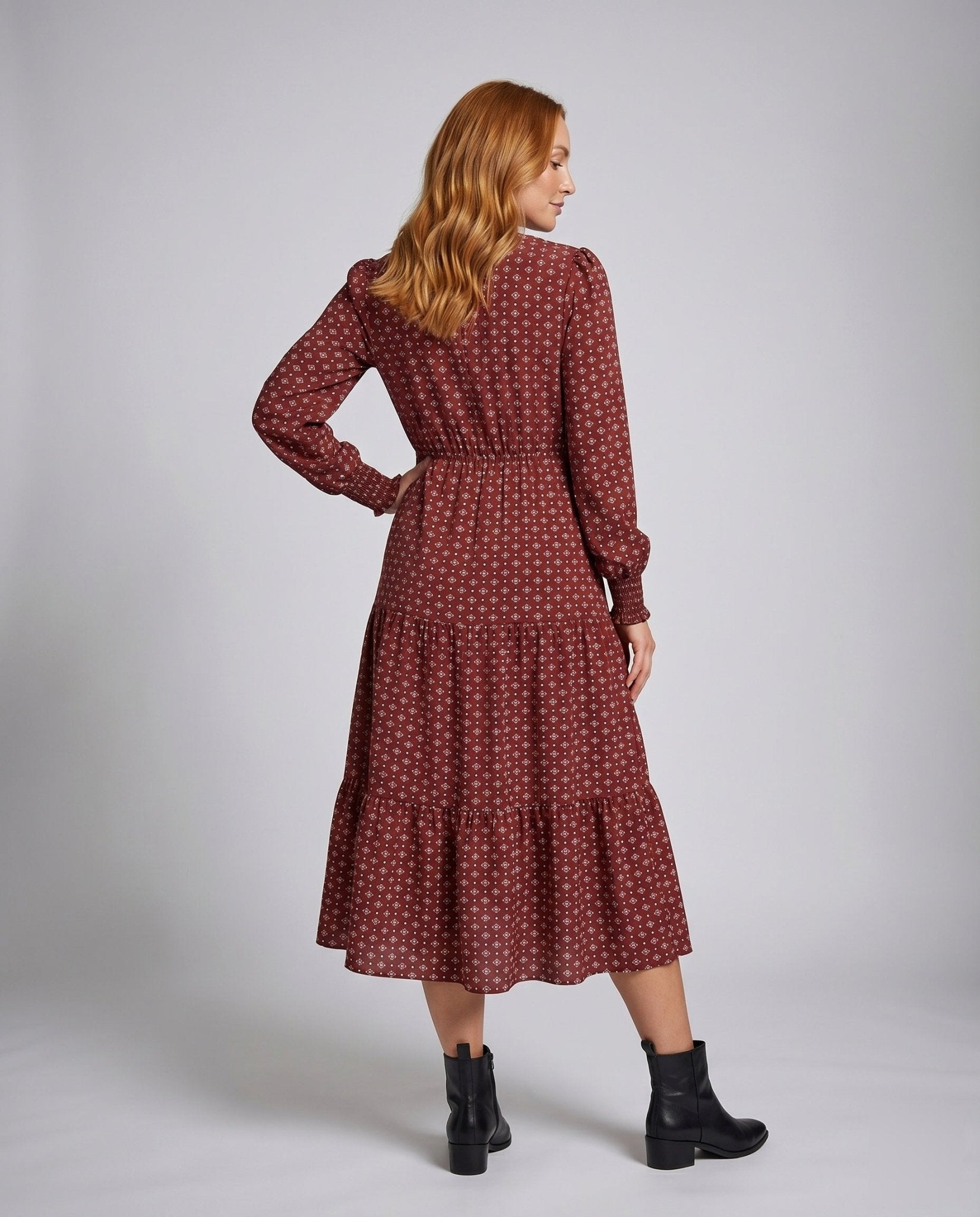 Women's maxi dress with voluminous skirt and elegant button details - Chichicherry