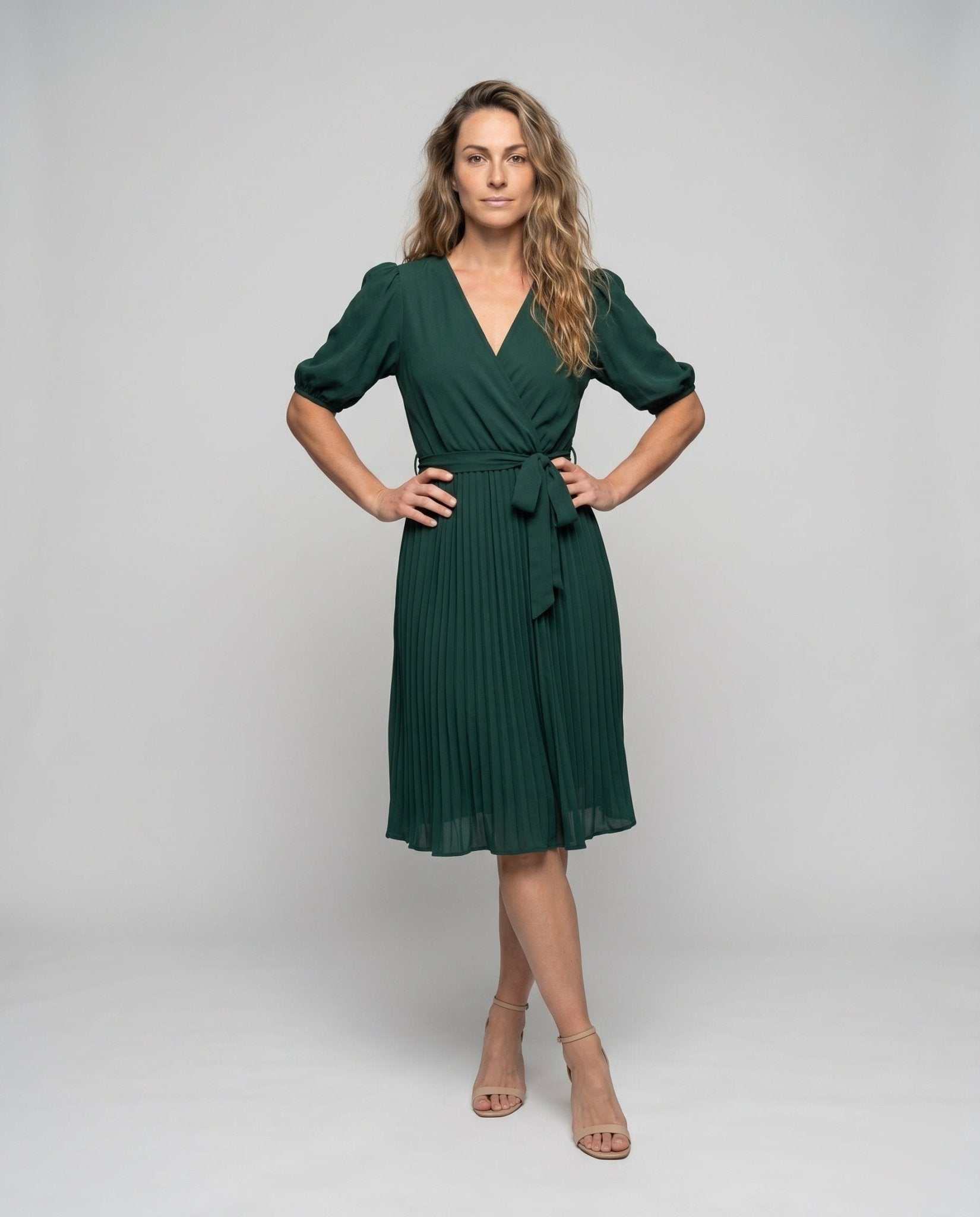 Women's midi dress with elegant V-neckline and waist tie - Chichicherry
