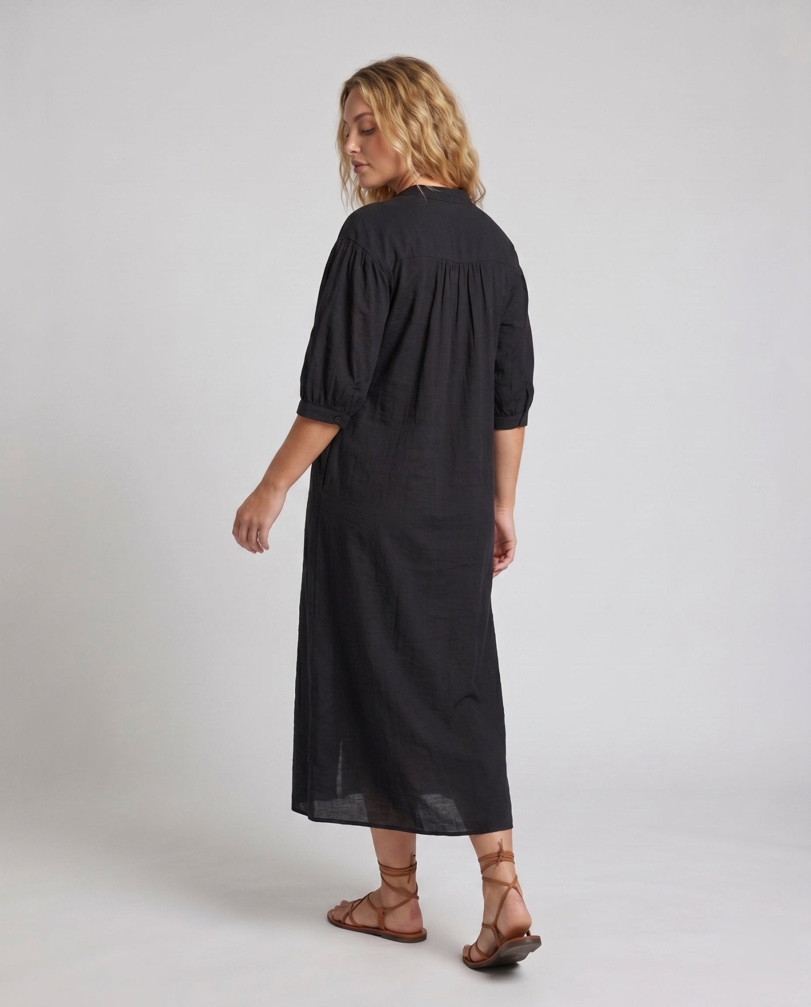 Women's midi dress with floral embroidery and refined button closure - Chichicherry