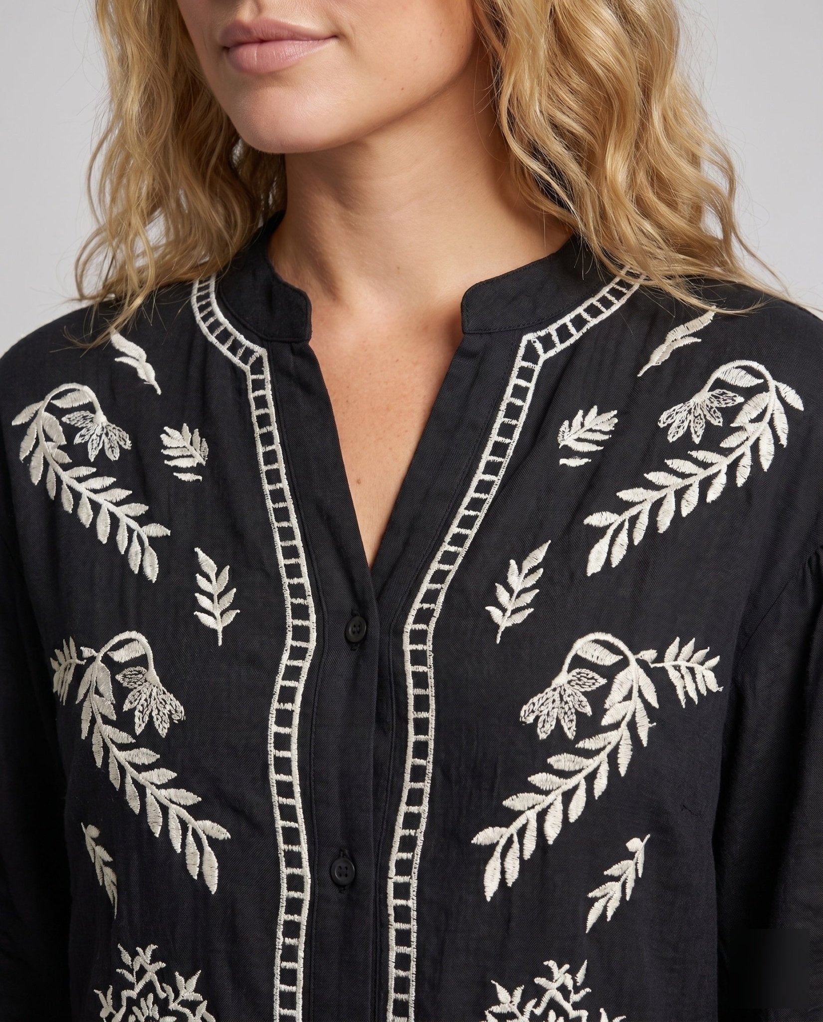 Women's midi dress with floral embroidery and refined button closure - Chichicherry