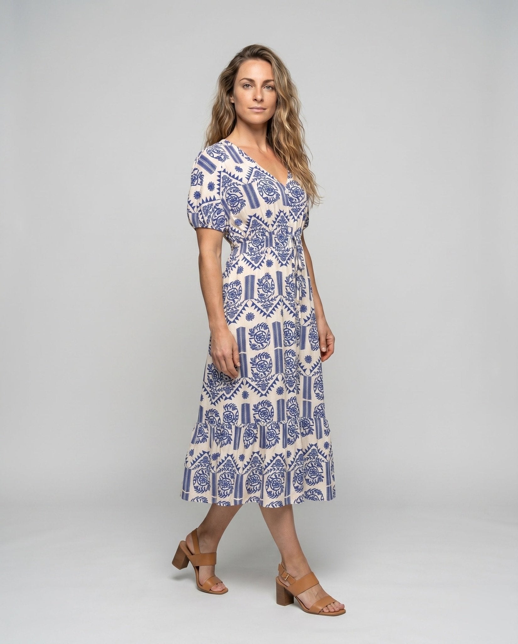 Women's midi dress with floral pattern and elastic waist belt - Chichicherry