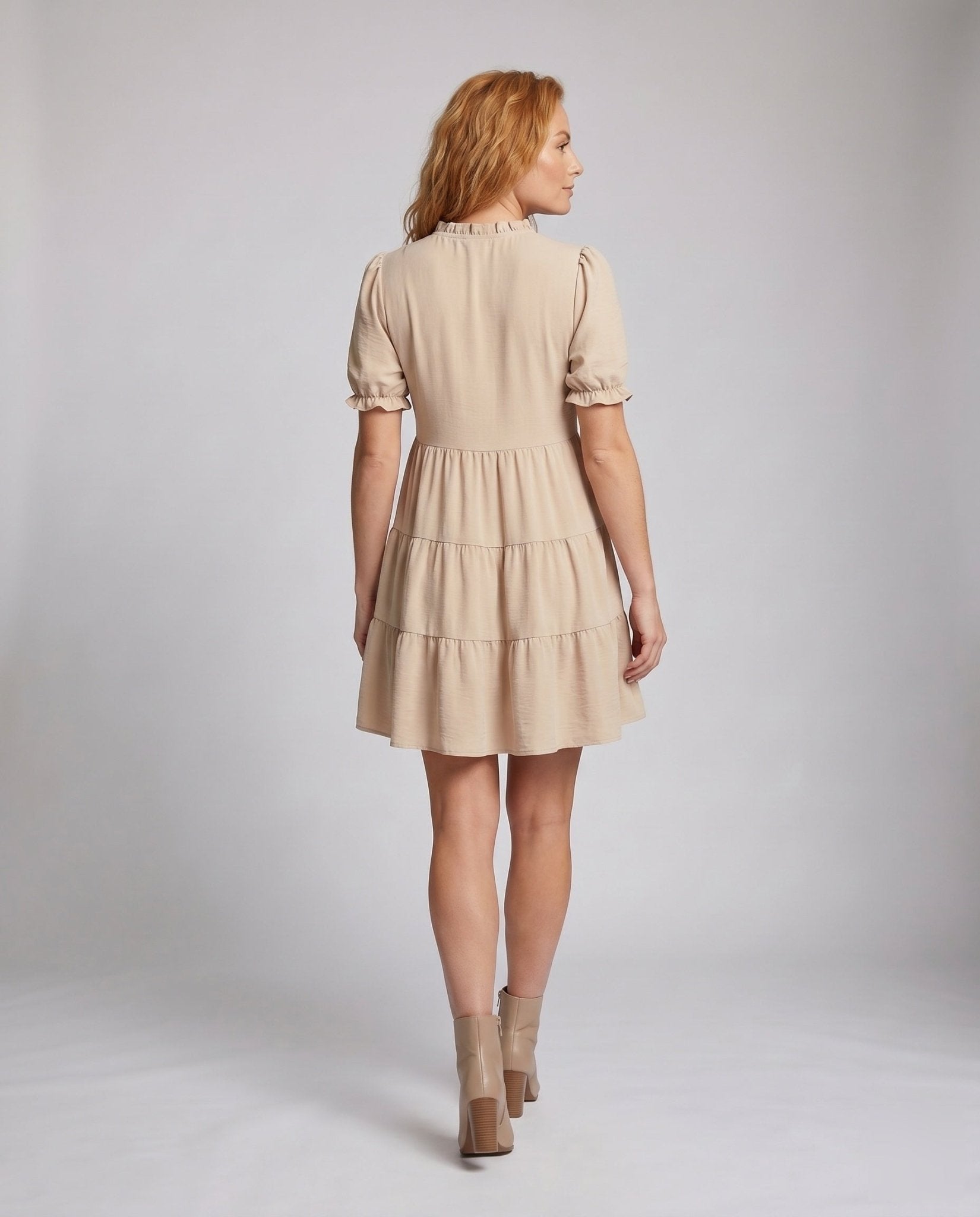 Women's mini dress with voluminous ruffle details and elastic sleeves - Chichicherry