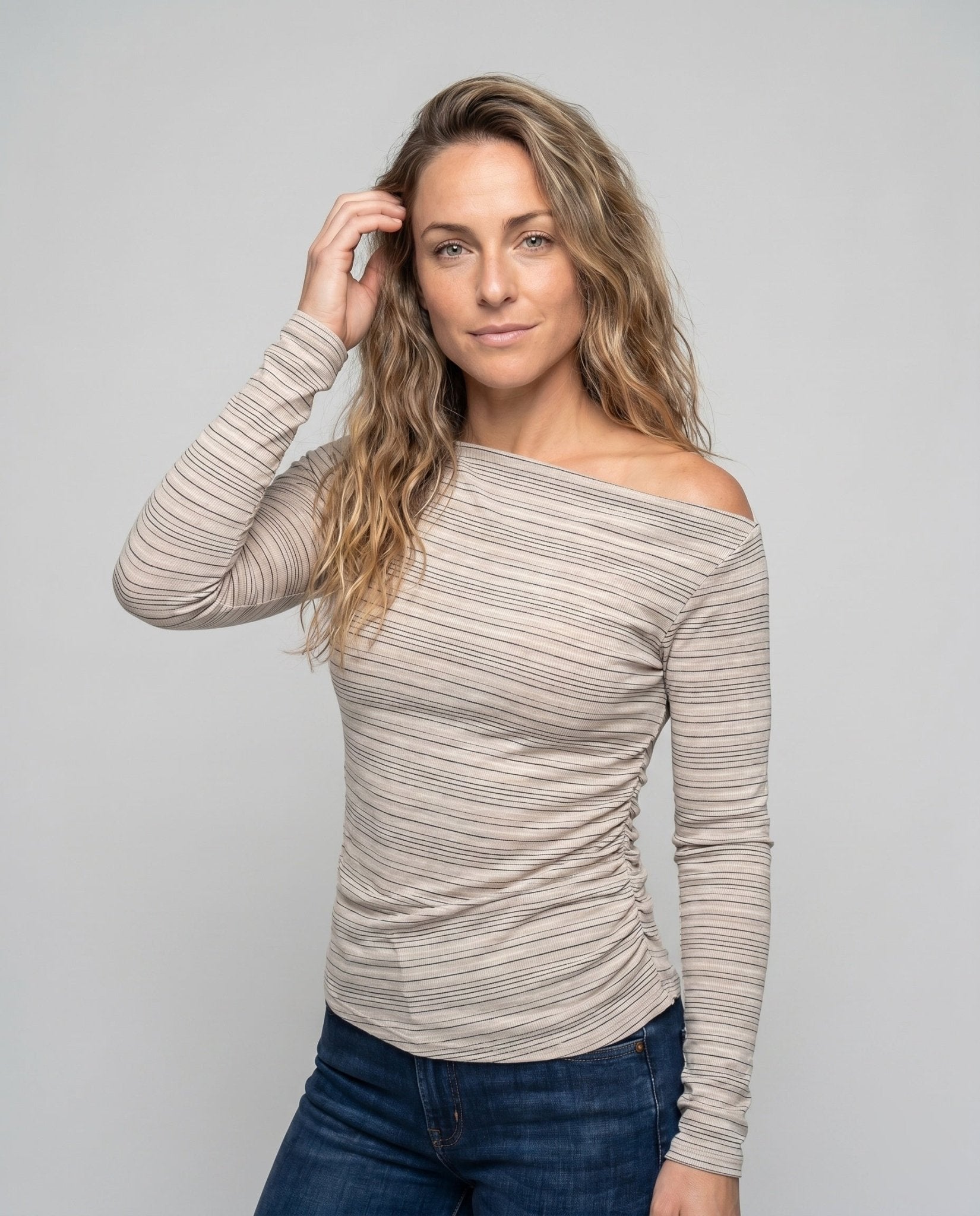 Women's off-the-shoulder top with a casual cut and fine stripes - Chichicherry