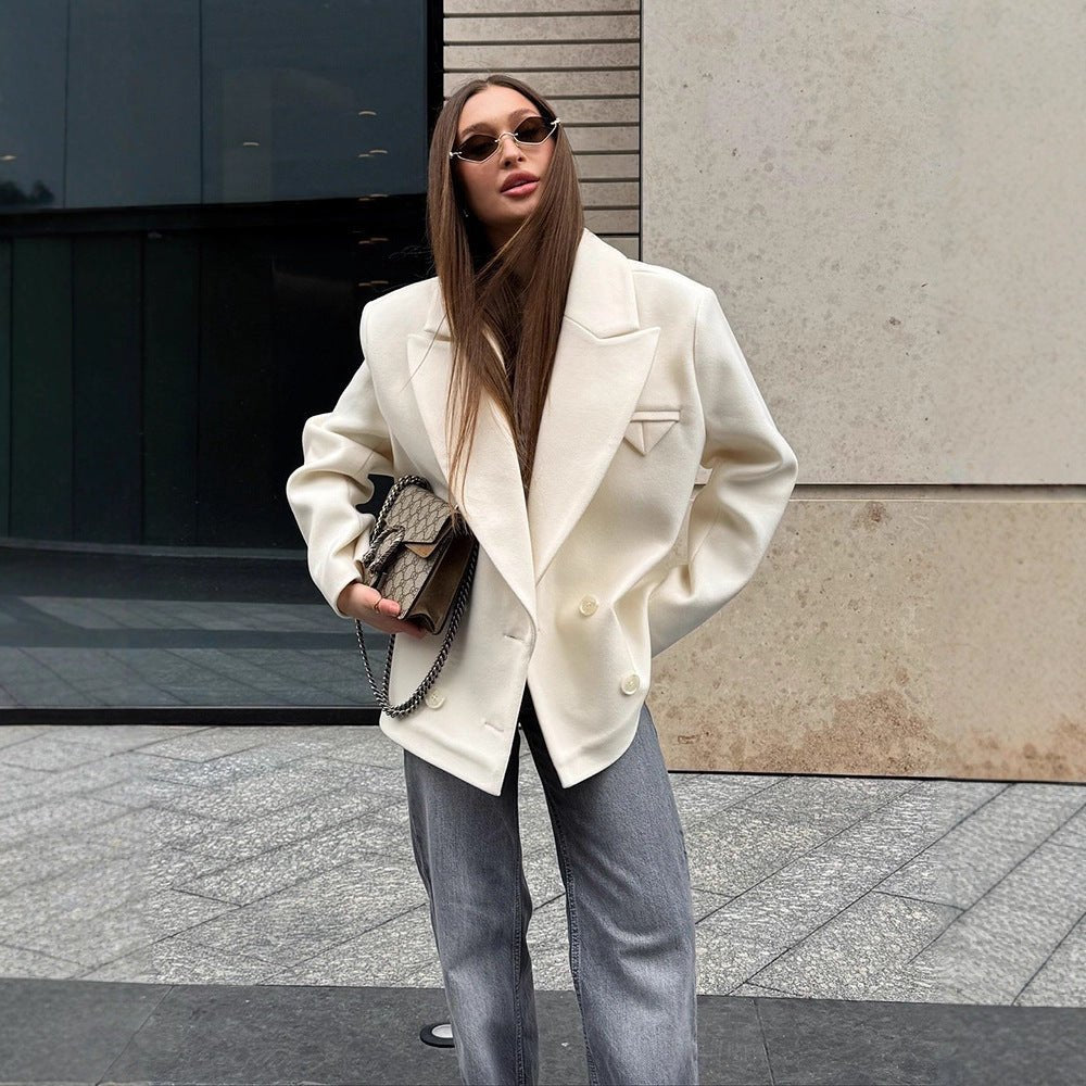 Women's Oversized Double-Breasted Short Blazer in Cocoon Cut made of Wool Blend Chichicherry - Chichicherry