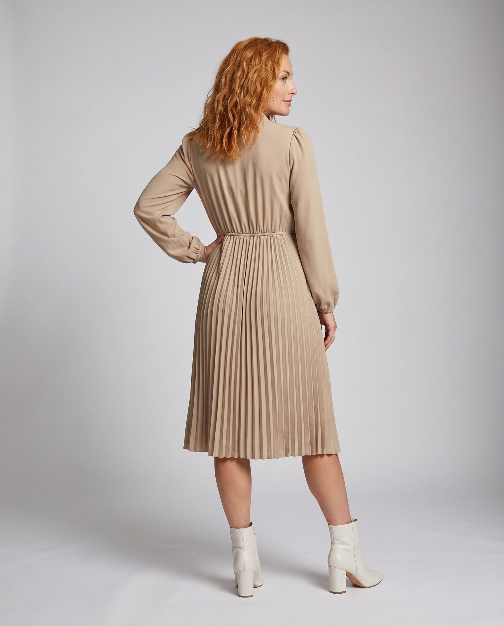 Women's pleated dress with elegant bow appliqué and continuous cut - Chichicherry