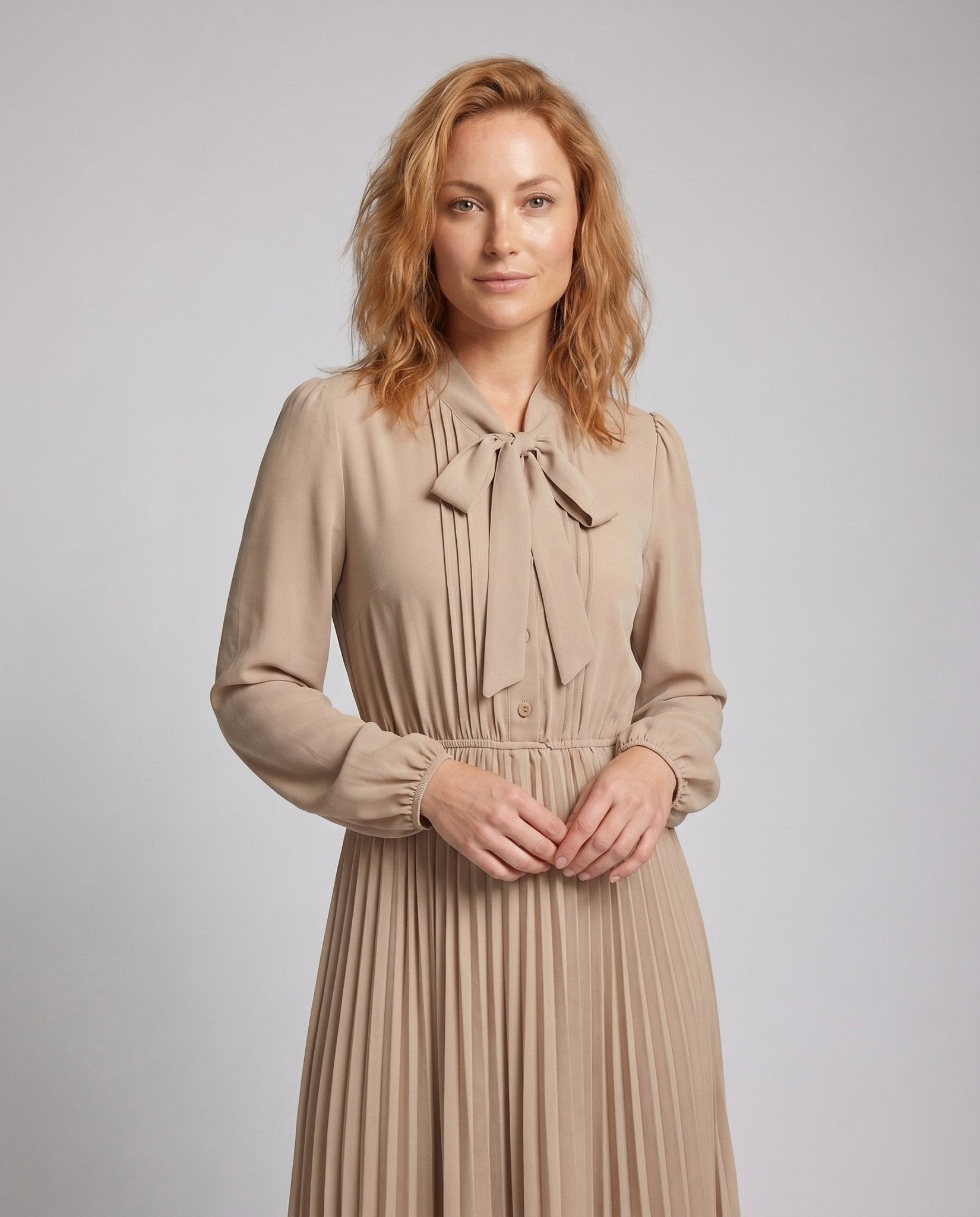 Women's pleated dress with elegant bow appliqué and continuous cut - Chichicherry