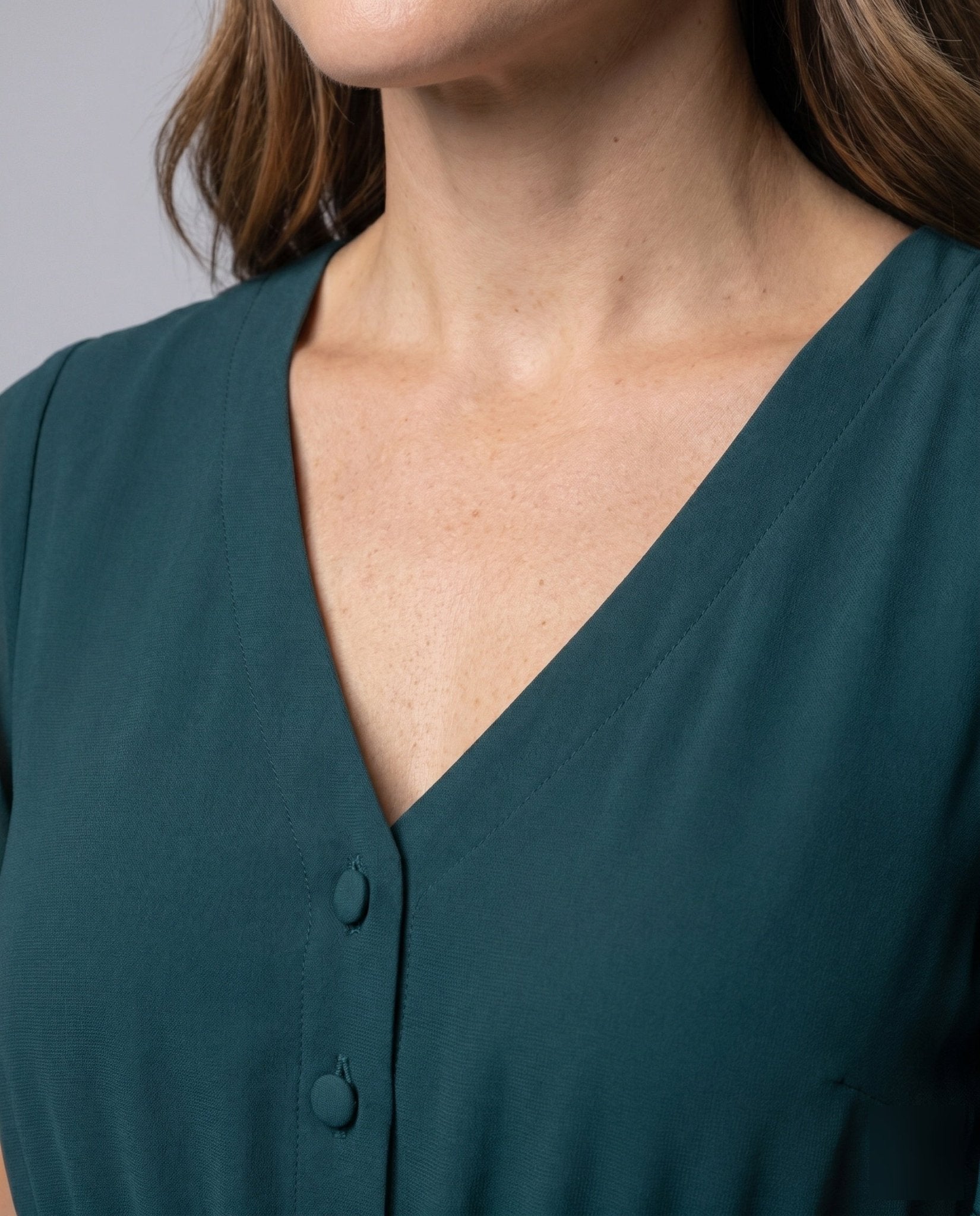 Women's pleated dress with V-neck and waist belt - Chichicherry