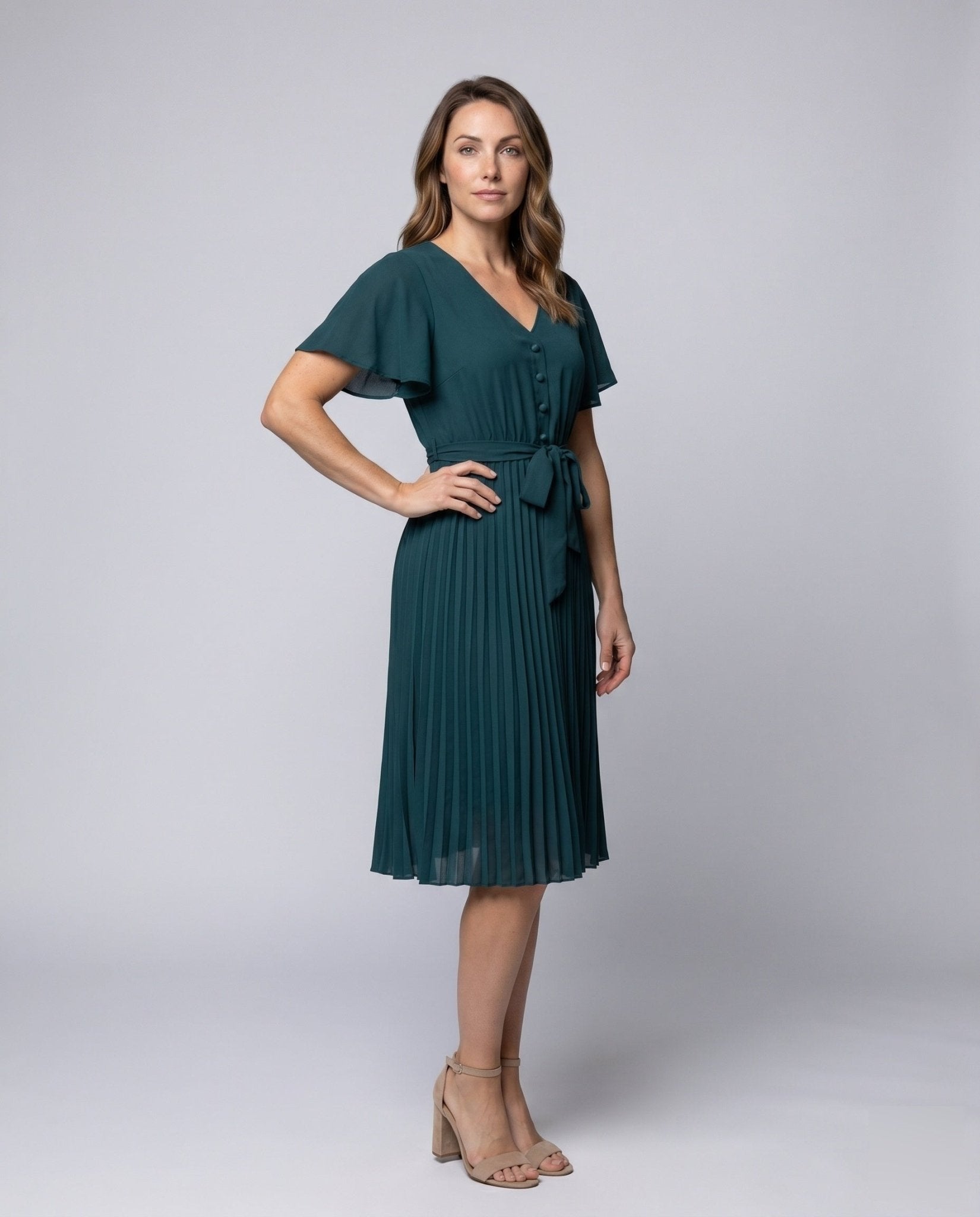 Women's pleated dress with V-neck and waist belt - Chichicherry