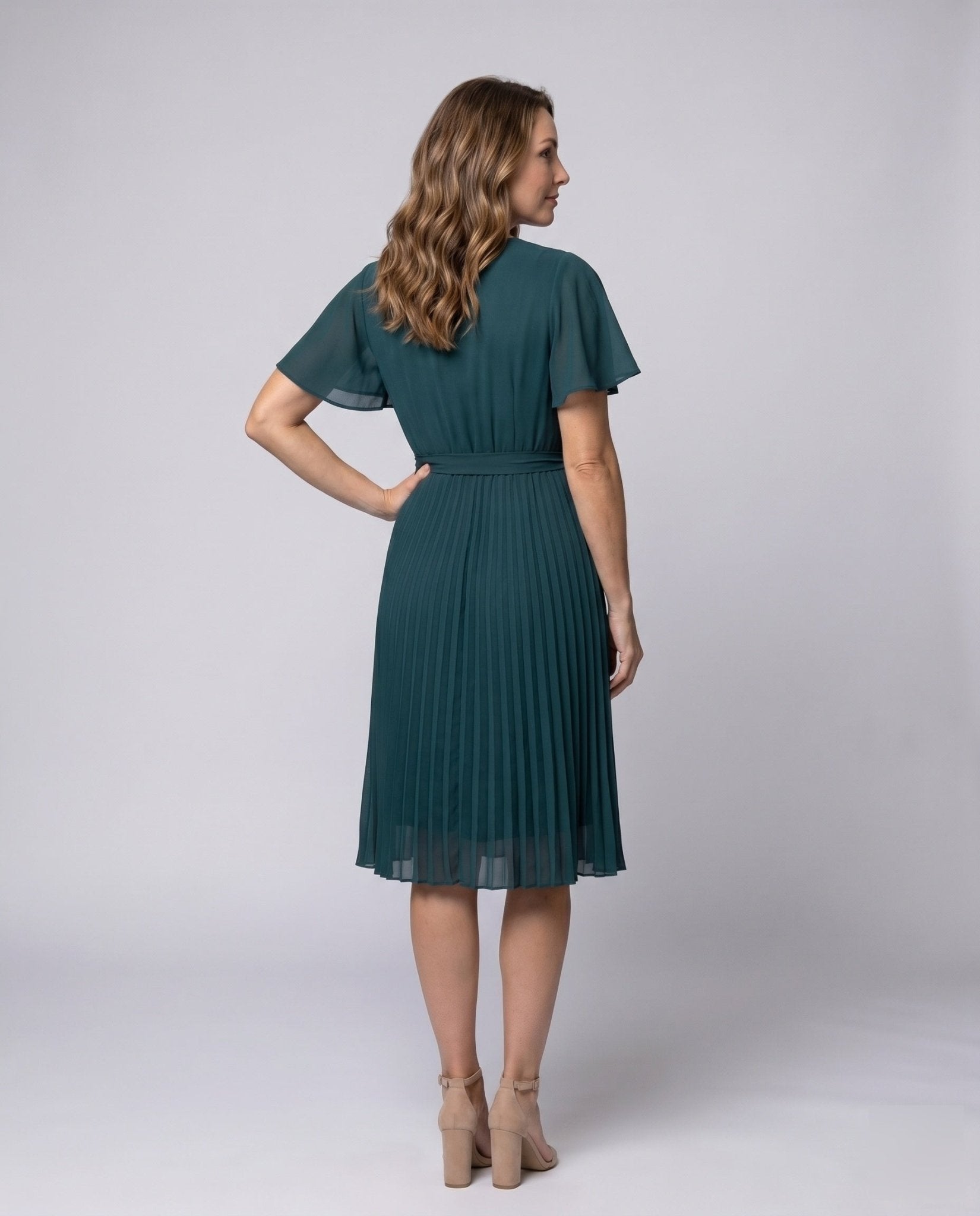 Women's pleated dress with V-neck and waist belt - Chichicherry