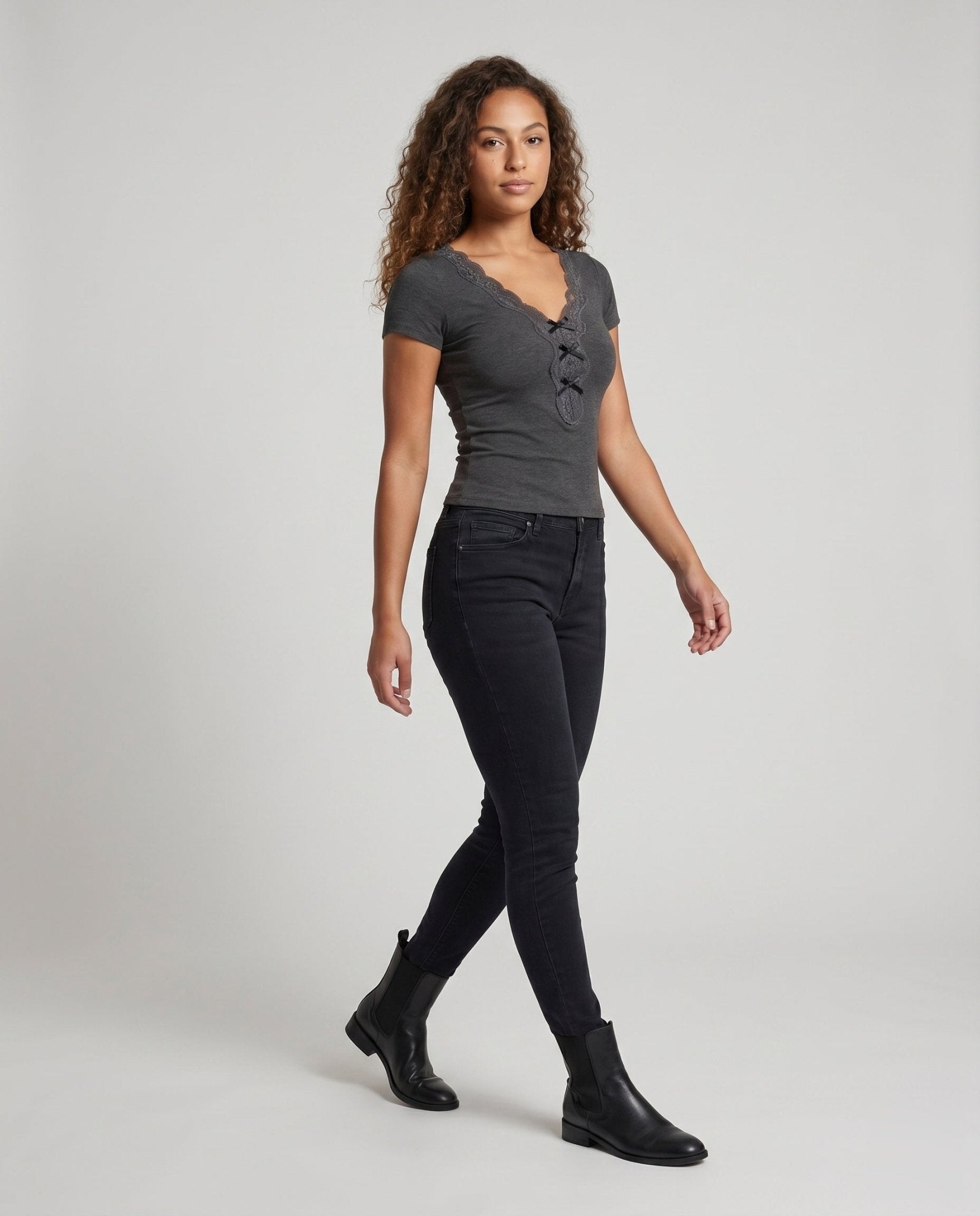Women's shirt with lace trim and buttoned neckline - Chichicherry