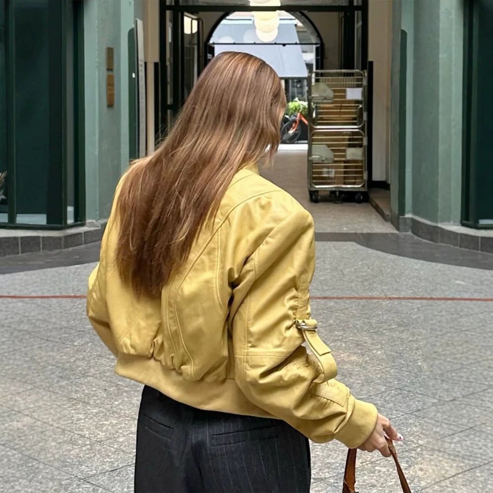 Women's short bomber jacket in boxy cut with distinctive seam details, zipper pockets and ribbed cuffs Chichicherry - Chichicherry