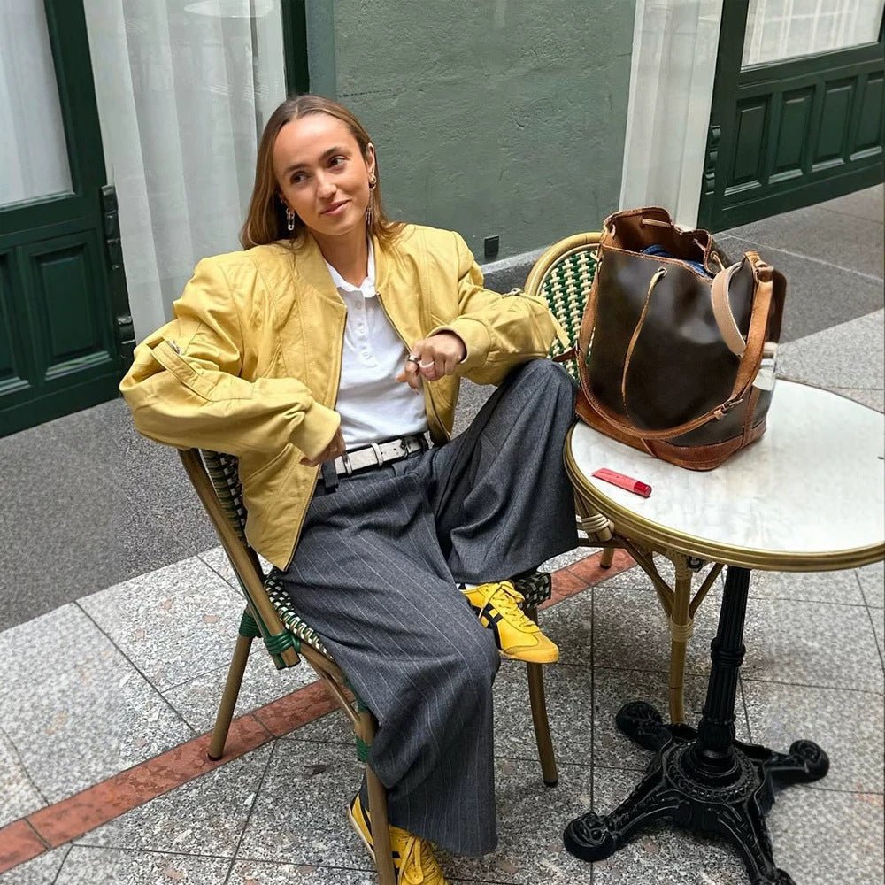 Women's short bomber jacket in boxy cut with distinctive seam details, zipper pockets and ribbed cuffs Chichicherry - Chichicherry