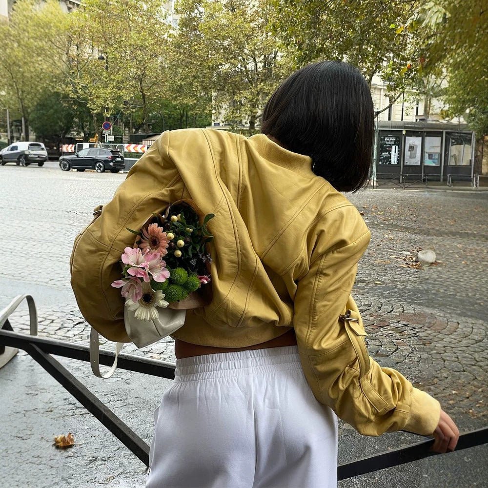 Women's short bomber jacket in boxy cut with distinctive seam details, zipper pockets and ribbed cuffs Chichicherry - Chichicherry