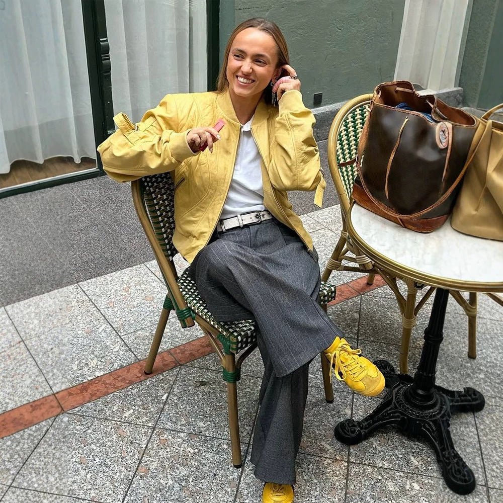 Women's short bomber jacket in boxy cut with distinctive seam details, zipper pockets and ribbed cuffs Chichicherry - Chichicherry
