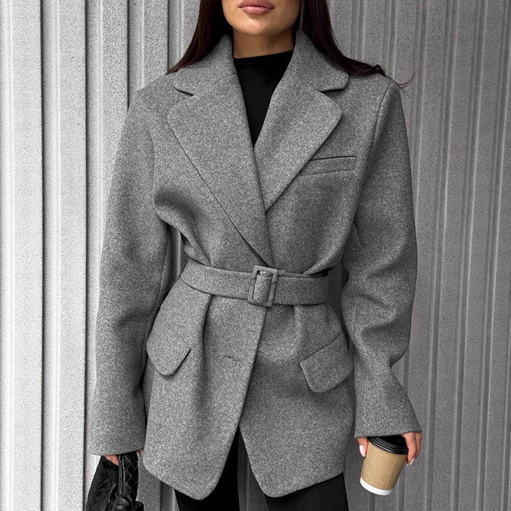 Women's short coat in blazer style made of wool blend with waist belt & flap pockets Chichicherry - Chichicherry