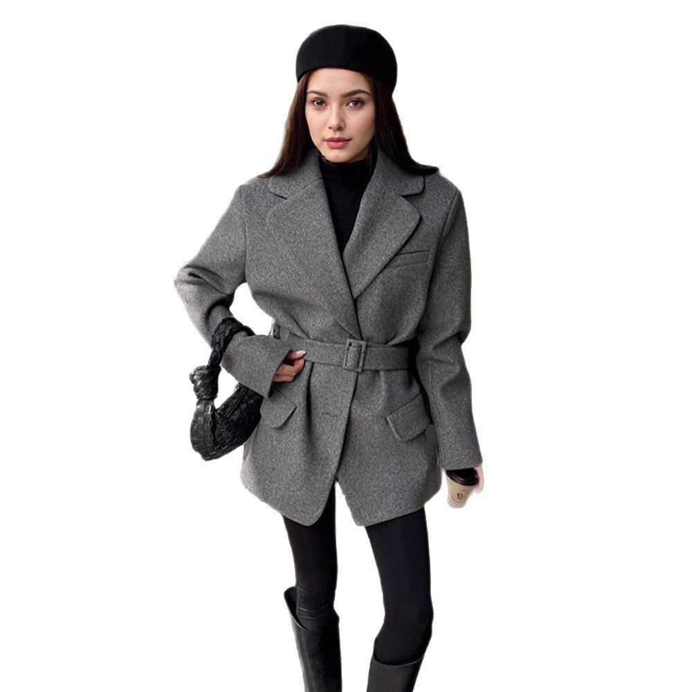 Women's short coat in blazer style made of wool blend with waist belt & flap pockets Chichicherry - Chichicherry