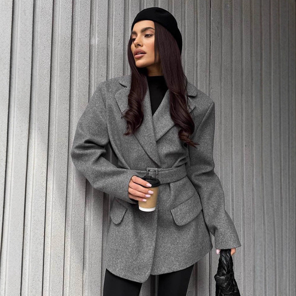 Women's short coat in blazer style made of wool blend with waist belt & flap pockets Chichicherry - Chichicherry