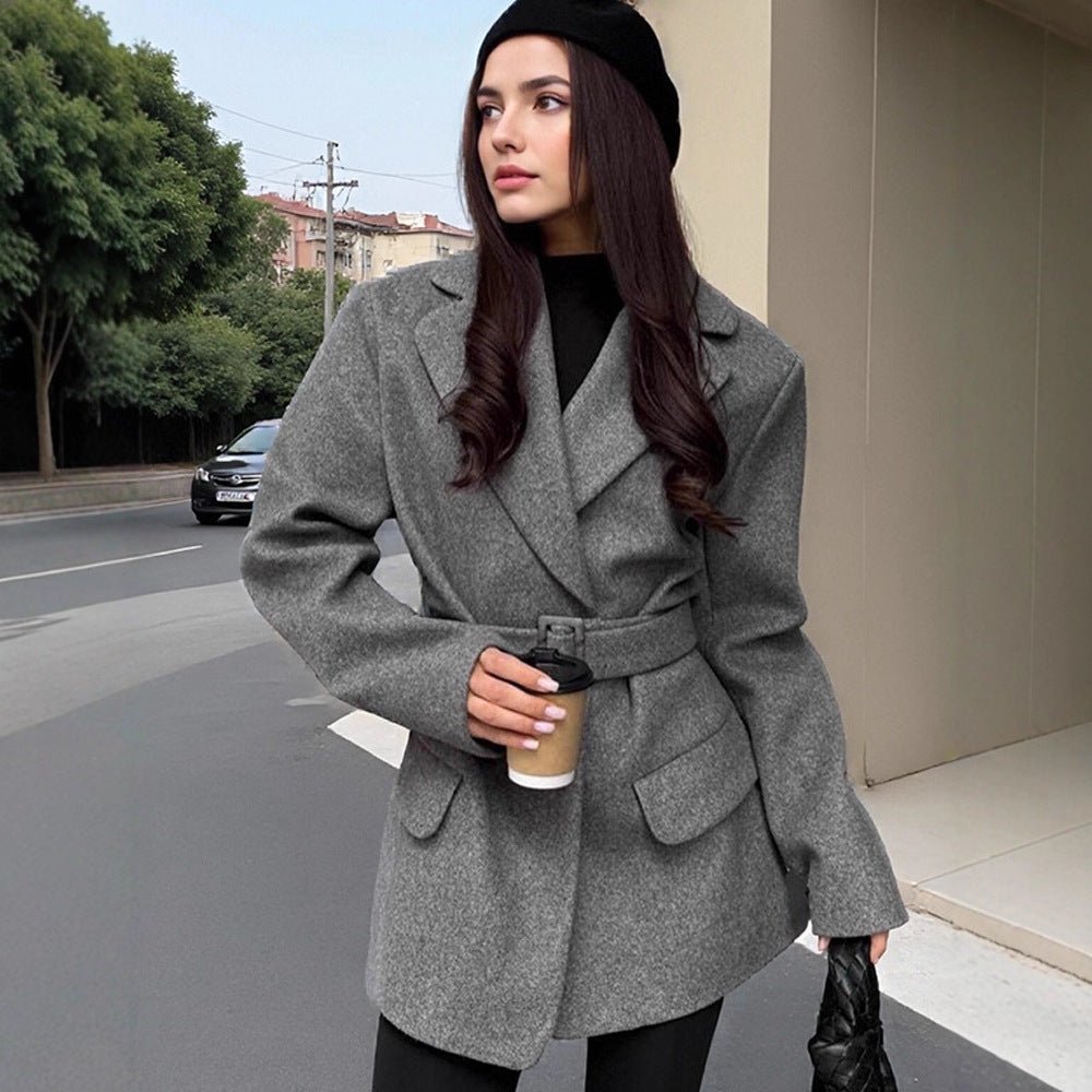 Women's short coat in blazer style made of wool blend with waist belt & flap pockets Chichicherry - Chichicherry