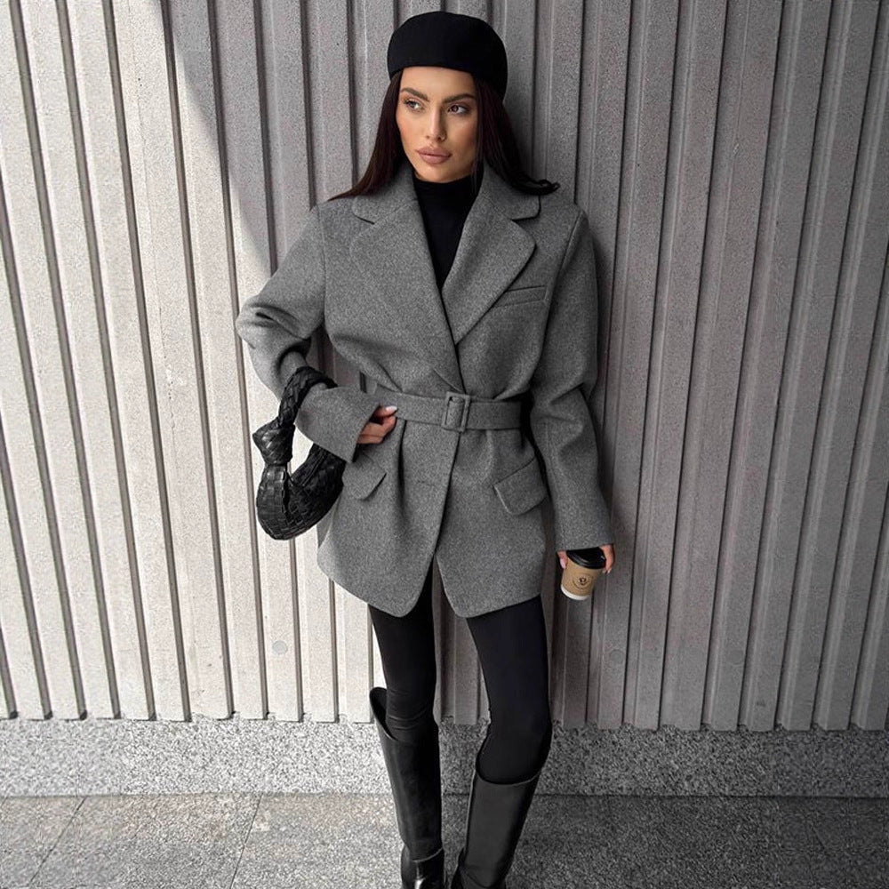 Women's short coat in blazer style made of wool blend with waist belt & flap pockets Chichicherry - Chichicherry