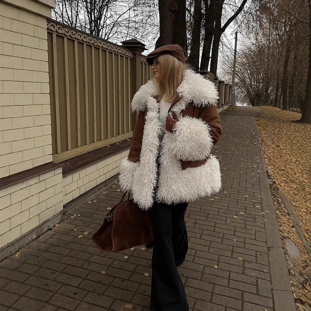 Women's short coat in lamb fur look with voluminous curly collar and contrast trim Chichicherry - Chichicherry