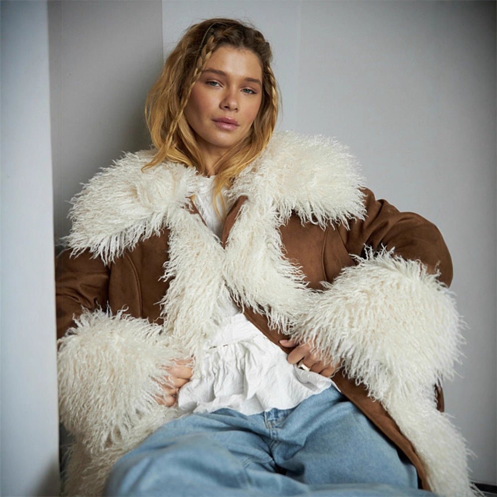 Women's short coat in lamb fur look with voluminous curly collar and contrast trim Chichicherry - Chichicherry