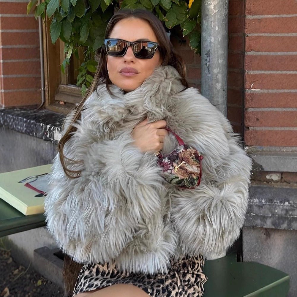 Women's short cut voluminous faux fur coat with shaggy texture Chichicherry - Chichicherry