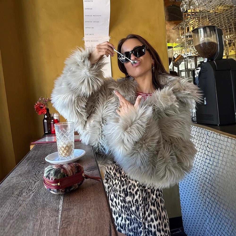 Women's short cut voluminous faux fur coat with shaggy texture Chichicherry - Chichicherry