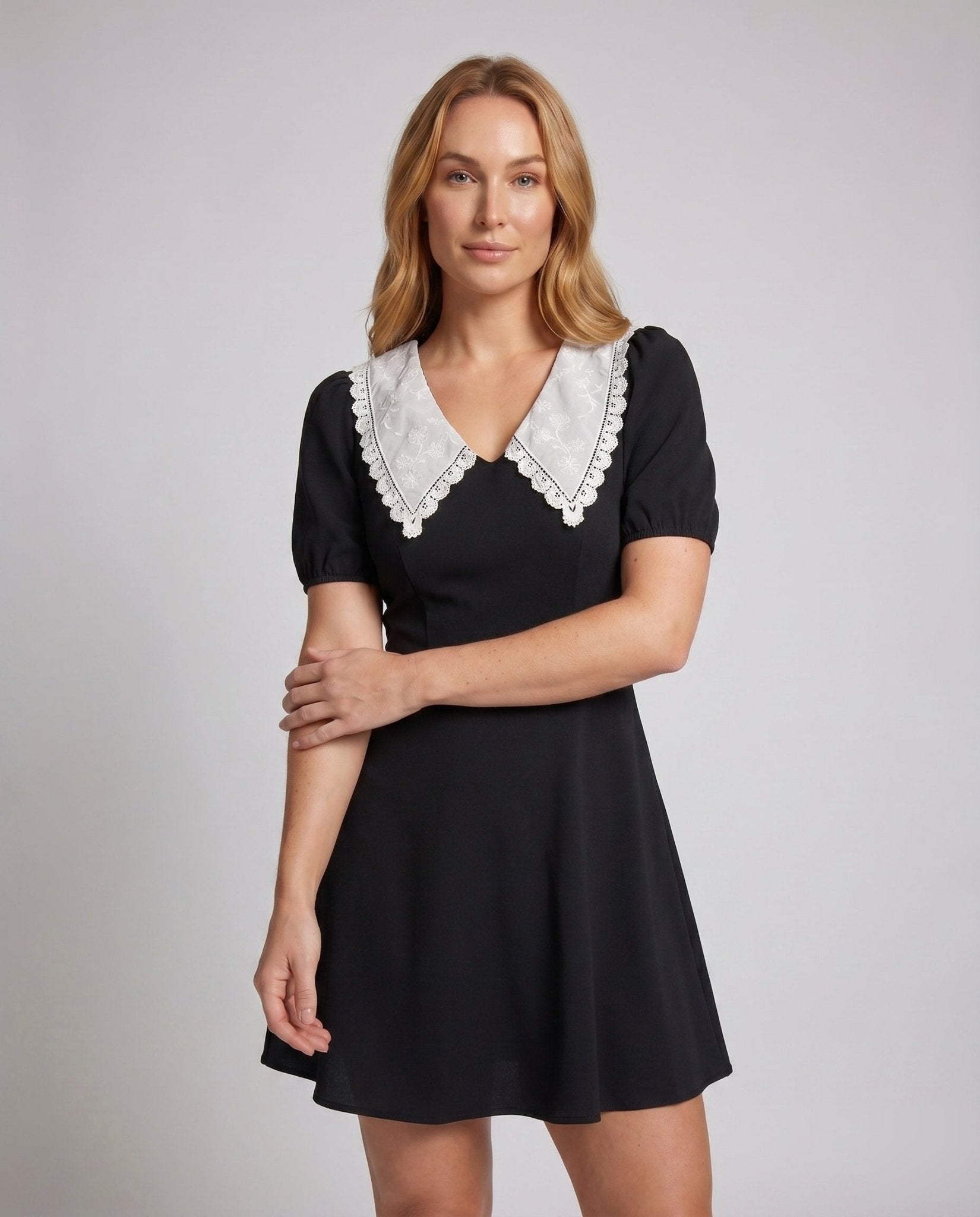 Women's short dress with romantic lace collar and puff sleeves - Chichicherry