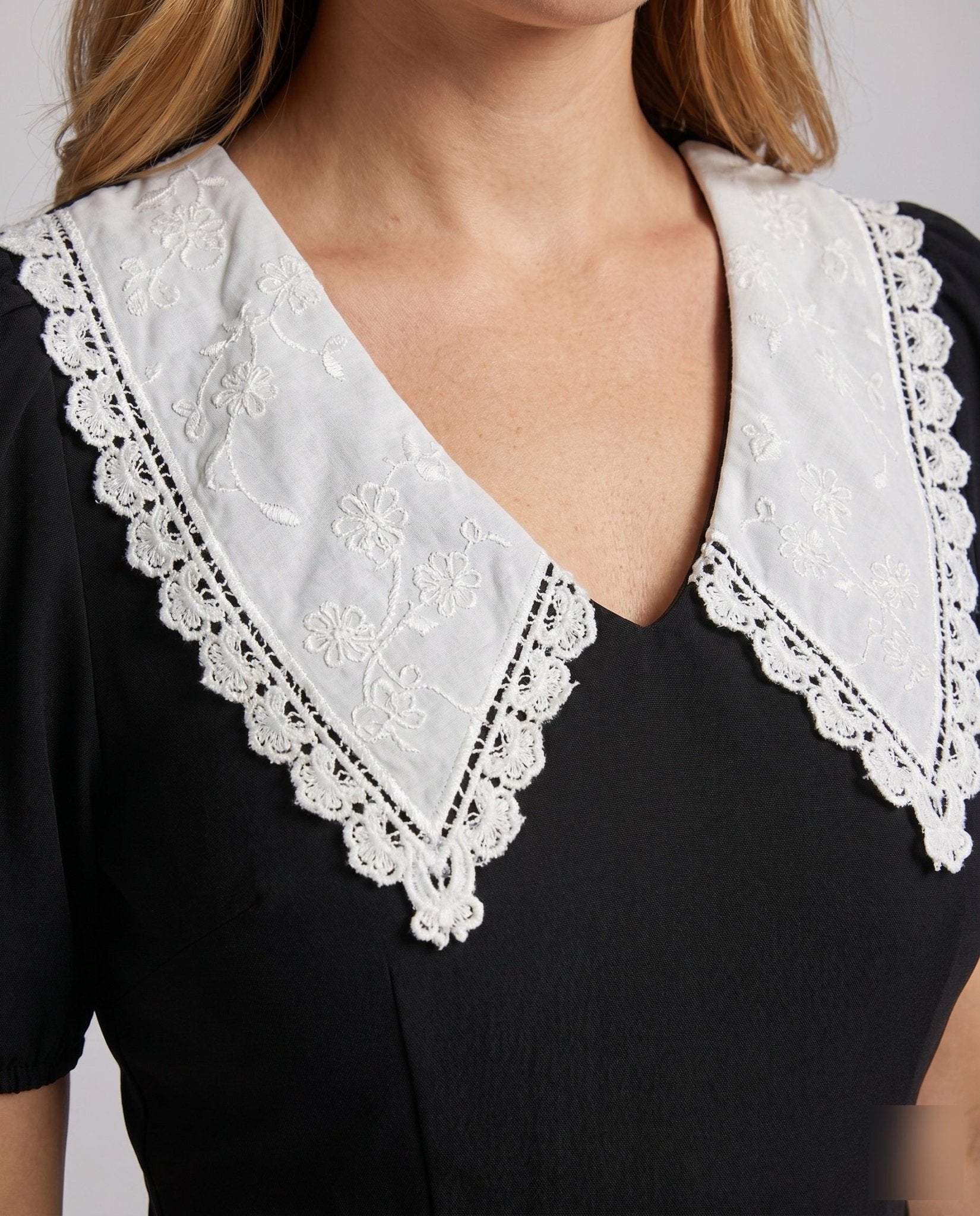 Women's short dress with romantic lace collar and puff sleeves - Chichicherry