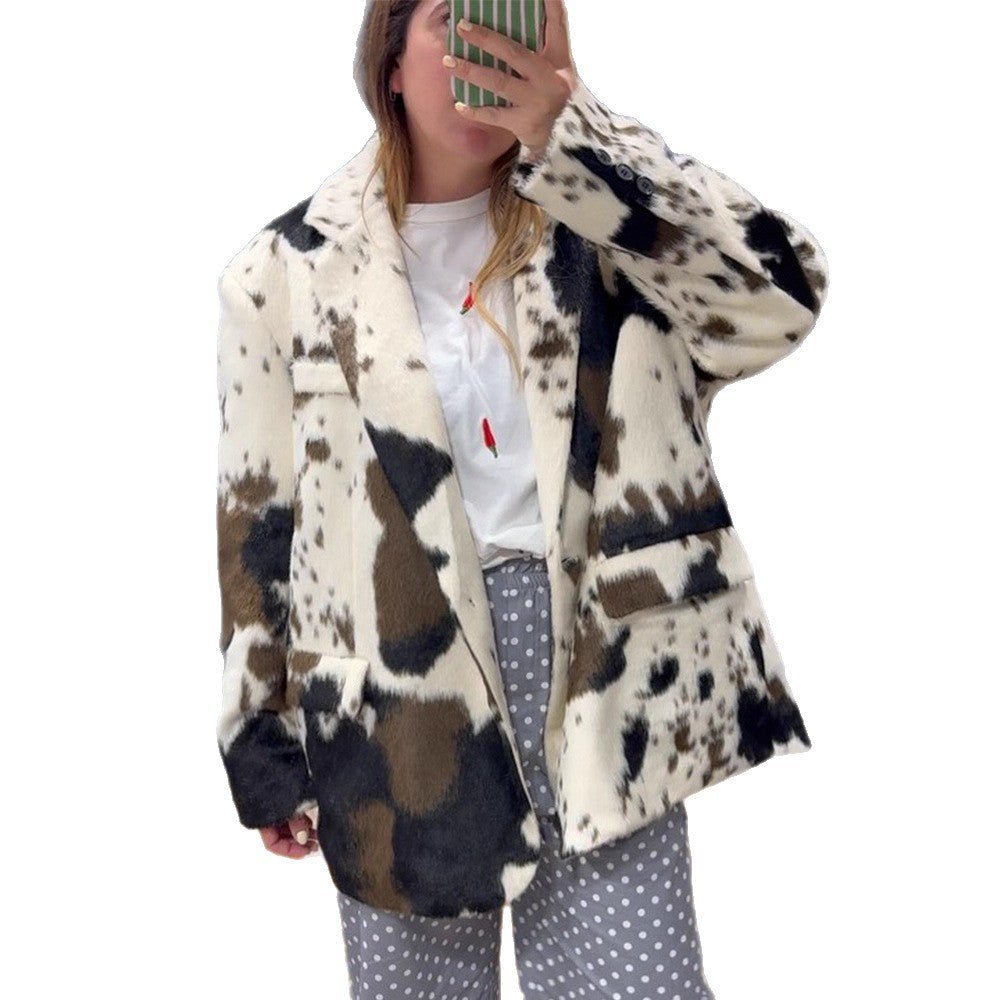 Women's short faux fur jacket in spotted pattern with shawl collar, wooden buttons & patch pockets Chichicherry - Chichicherry