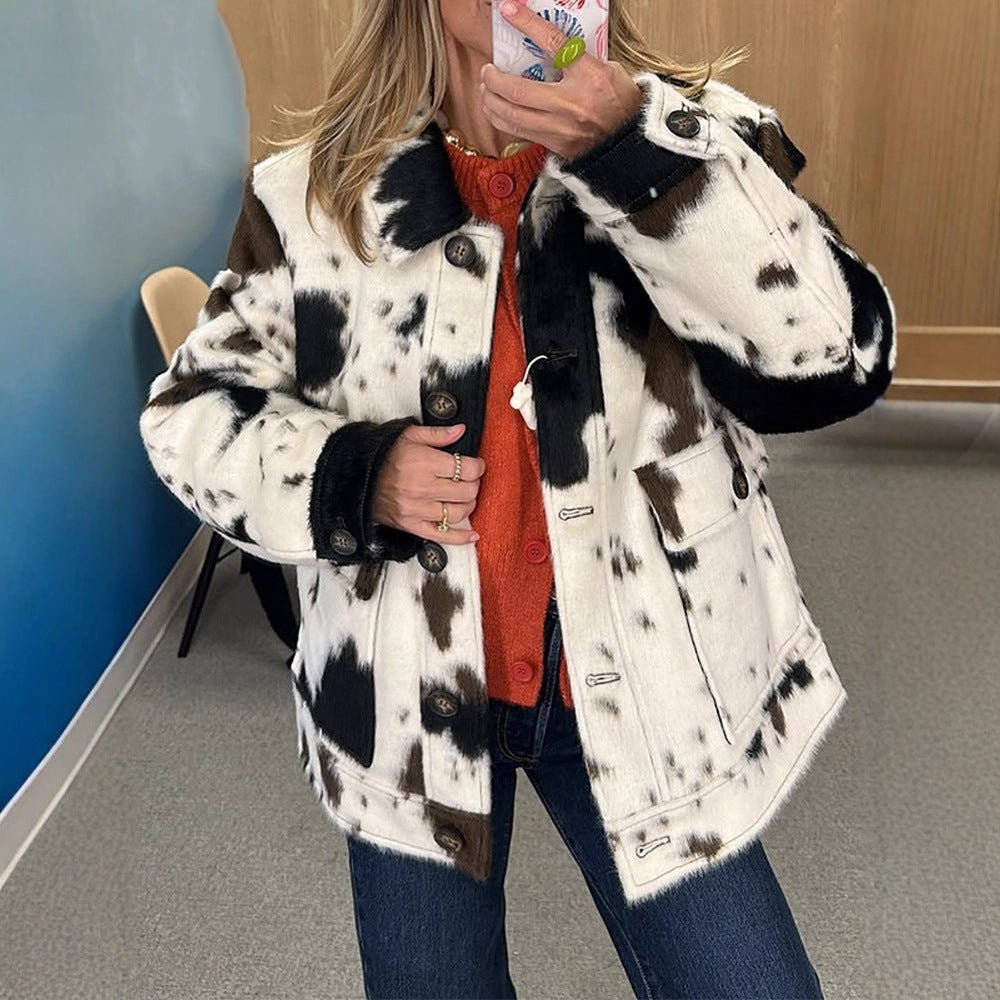 Women's short faux fur jacket in spotted pattern with shawl collar, wooden buttons & patch pockets Chichicherry - Chichicherry