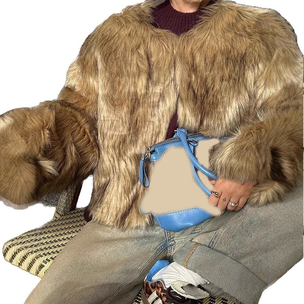 Women's short faux fur jacket with oversized sleeves and plush collar Chichicherry - Chichicherry