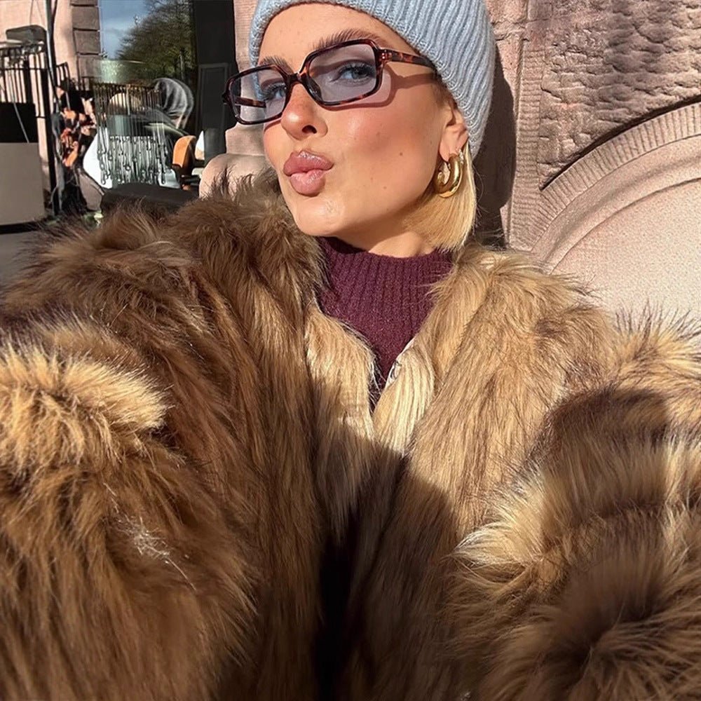 Women's short faux fur jacket with oversized sleeves and plush collar Chichicherry - Chichicherry