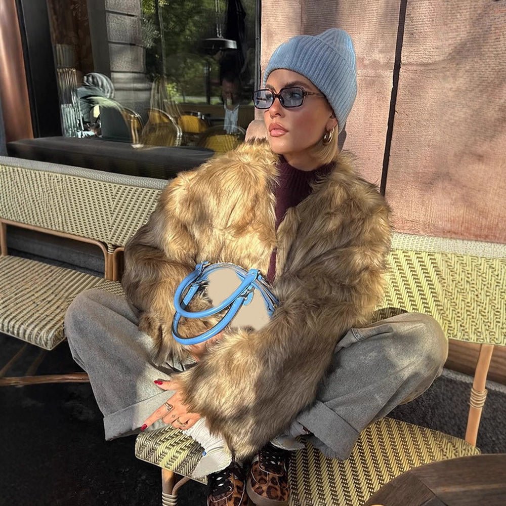 Women's short faux fur jacket with oversized sleeves and plush collar Chichicherry - Chichicherry