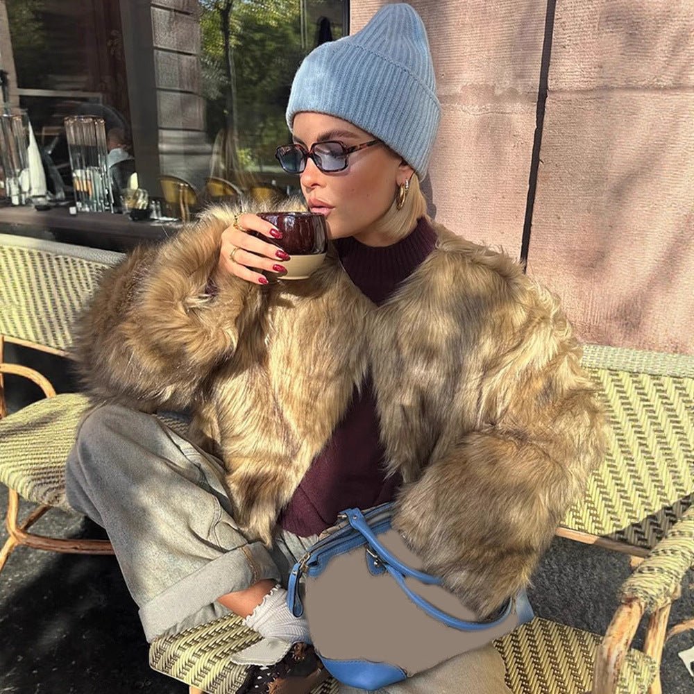 Women's short faux fur jacket with oversized sleeves and plush collar Chichicherry - Chichicherry