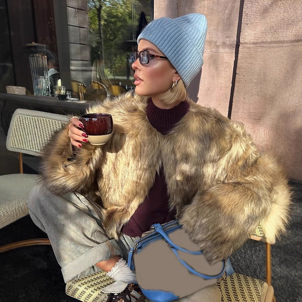 Women's short faux fur jacket with oversized sleeves and plush collar Chichicherry - Chichicherry