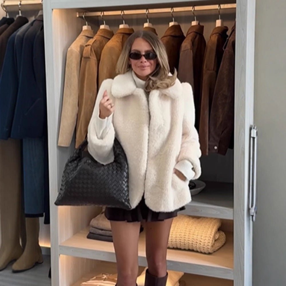 Women's short jacket made of teddy faux fur with oversized collar and pockets Chichicherry - Chichicherry