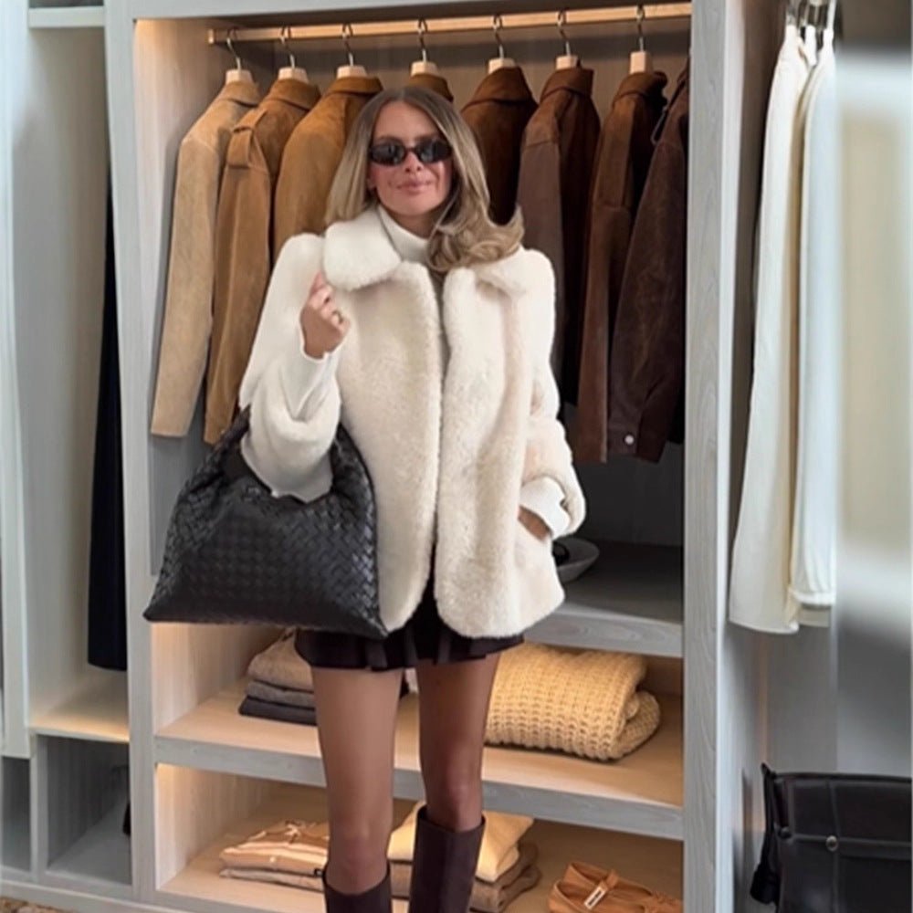 Women's short jacket made of teddy faux fur with oversized collar and pockets Chichicherry - Chichicherry