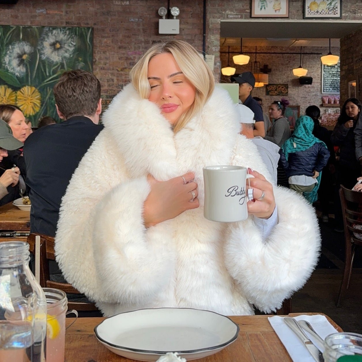Women's short jacket made of voluminous faux fur with XXL hood and ball sleeves Chichicherry - Chichicherry
