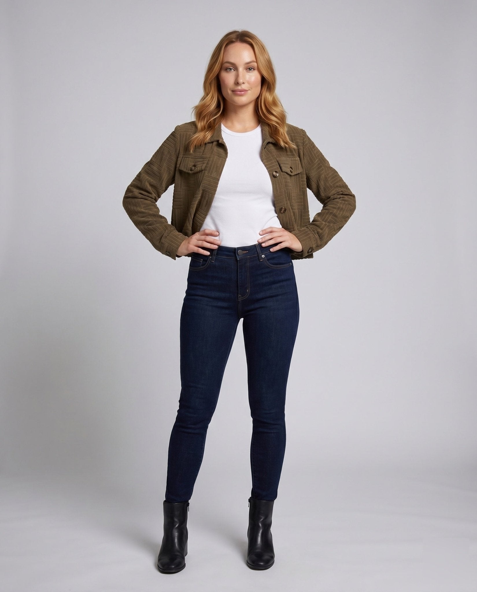 Women's short jacket with textured design and practical pockets - Chichicherry