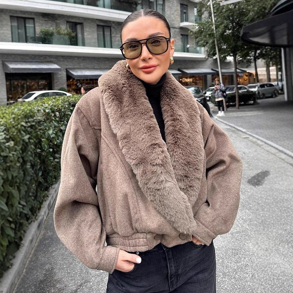 Women’s short jacket with voluminous faux fur shawl collar and elastic hem Chichicherry - Chichicherry