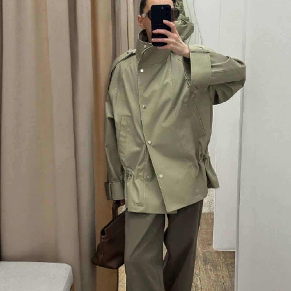 Women's short parka with high stand-up collar, shoulder flaps and adjustable drawstring Chichicherry - Chichicherry